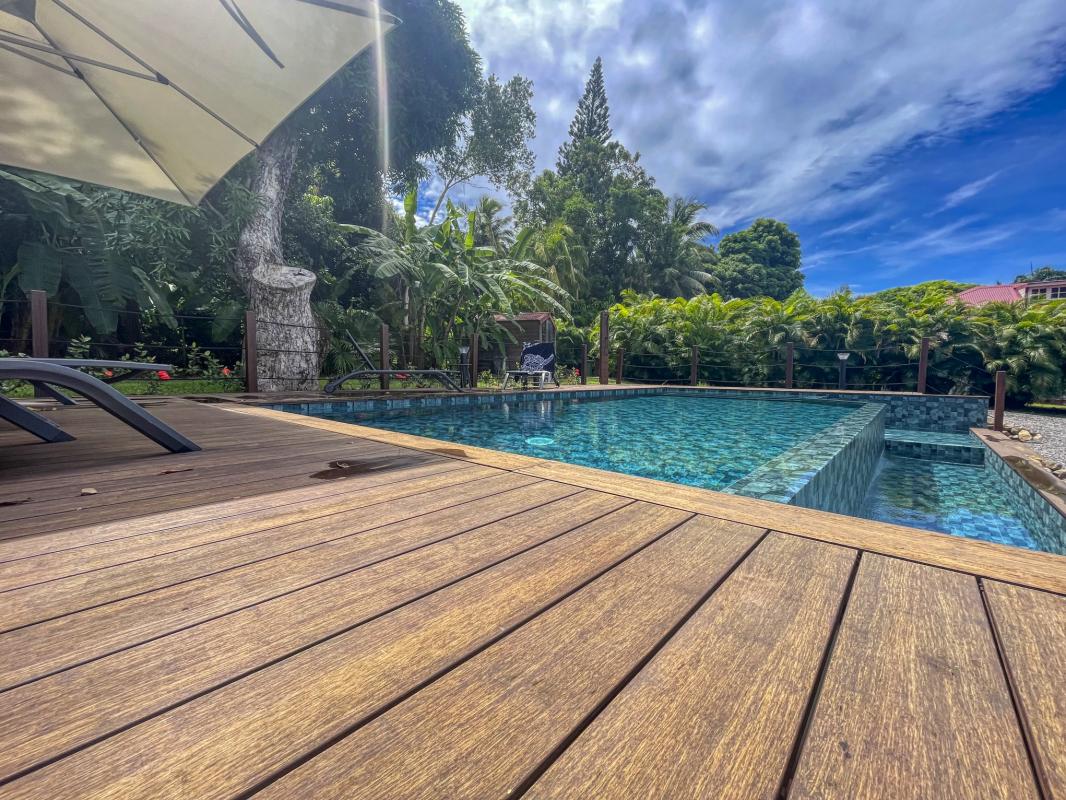8. Location villa piscine proche plage Deshaies Guadeloupe_Piscine